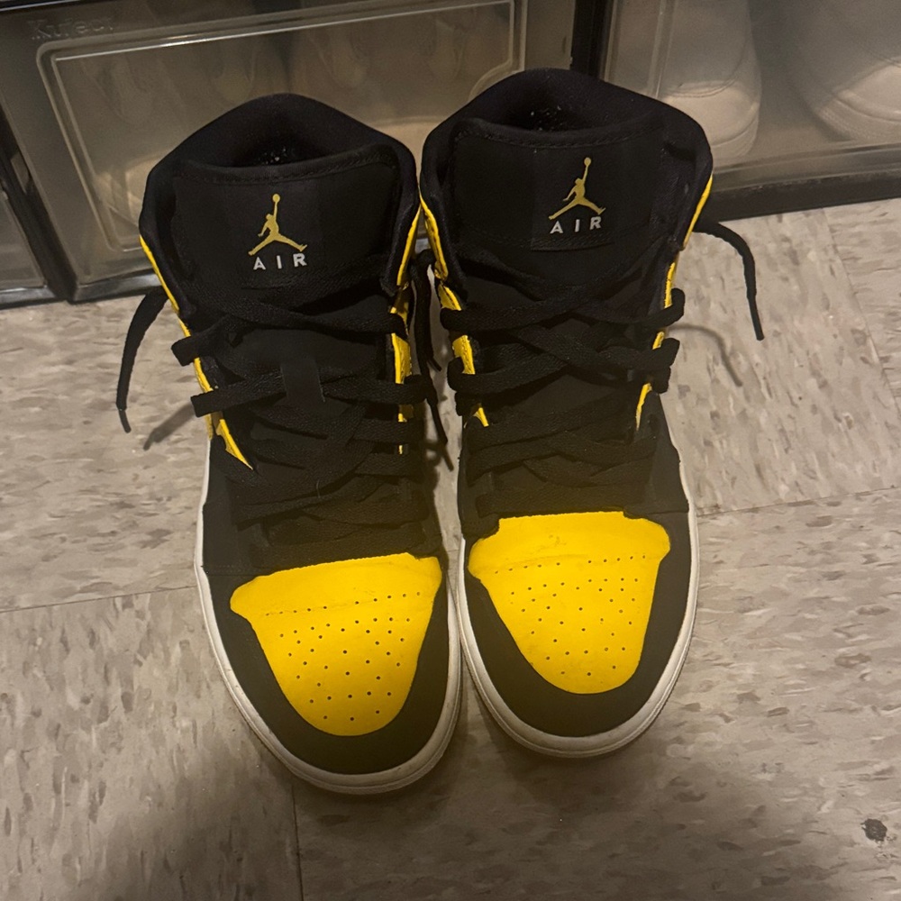 Air Jordan 1 Retro Mid `New Love’
